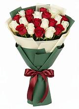 Букет Микс из красных и белых роз в Миассе