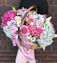 Цветочная композиция из Розы, Хризантемы, Пионы и Лизиантусы в корзине в Миассе