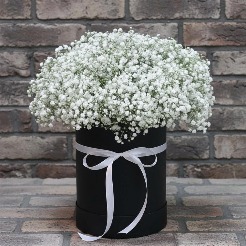 Цветочная композиция из Гипсофила в шляпной коробке в Миассе