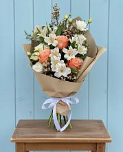 Букет цветов из:  Альстромерии, Лизиантусы, Розы и Хризантемы в Миассе