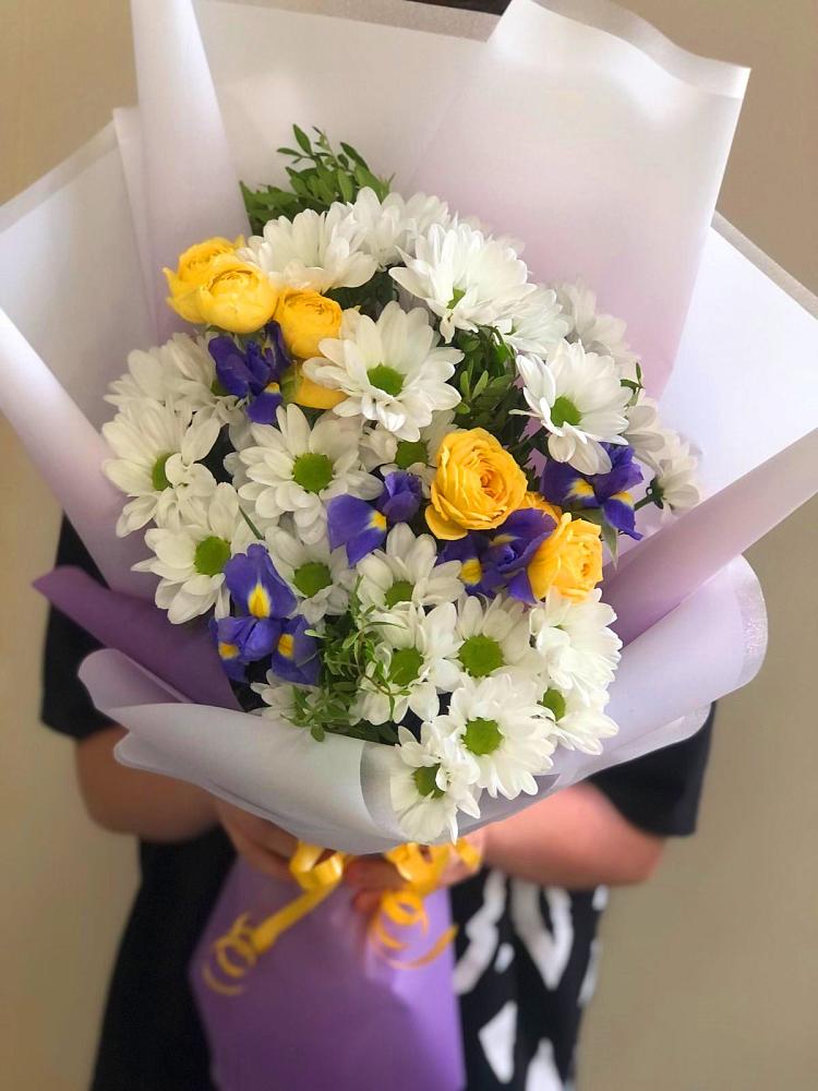 Букет цветов из: Ирисы, Хризантемы и Розы в Миассе