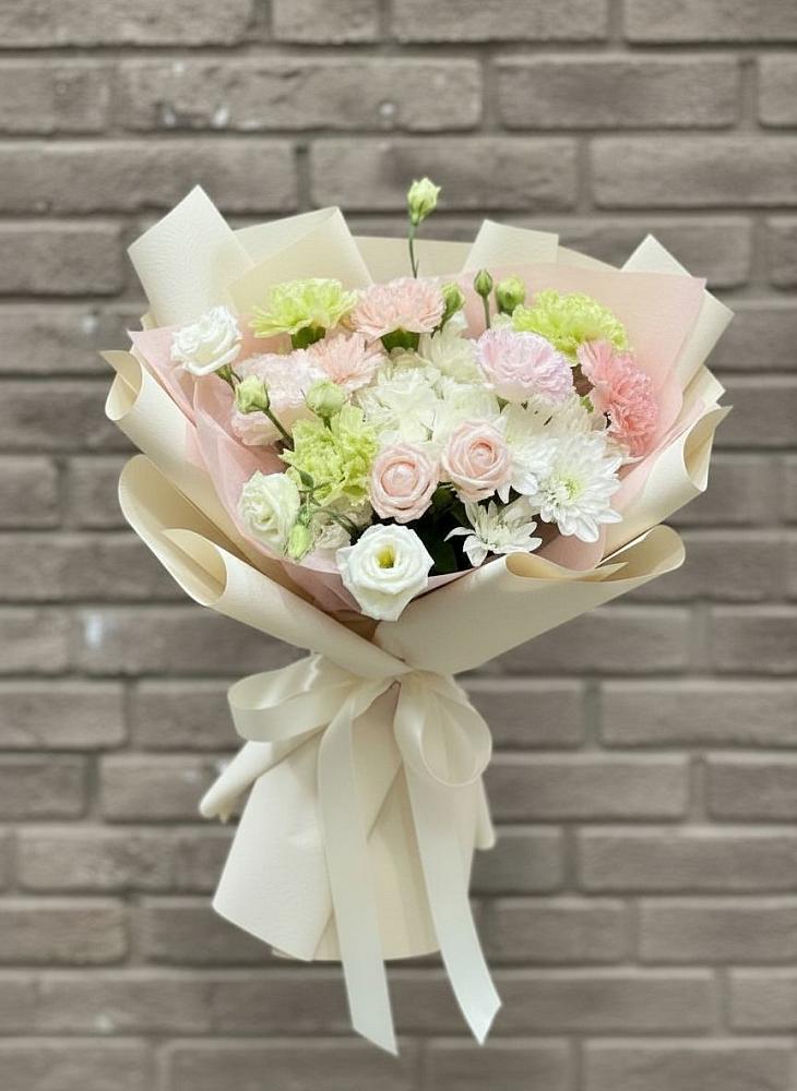 Букет цветов из: Гвоздики, Розы, Лизиантусы и Хризантемы в Миассе