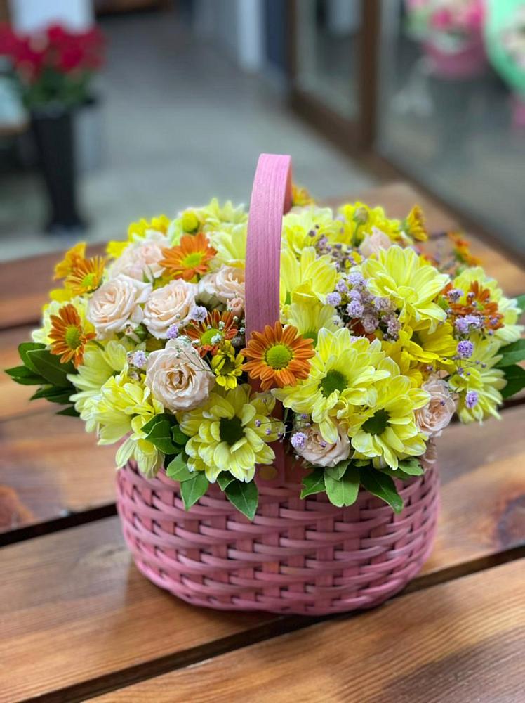 Цветочная композиция из Хризантемы и Розы в корзине в Миассе