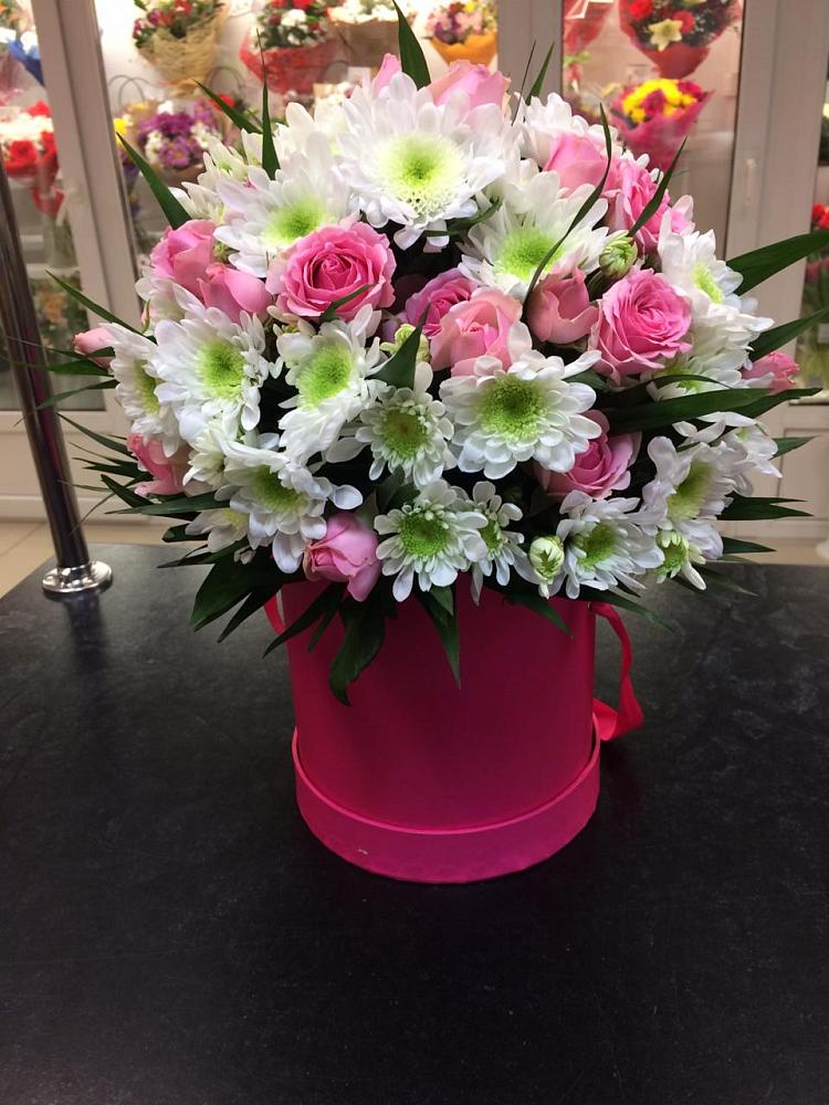 Цветочная композиция из Розы и Хризантемы в шляпной коробке в Миассе