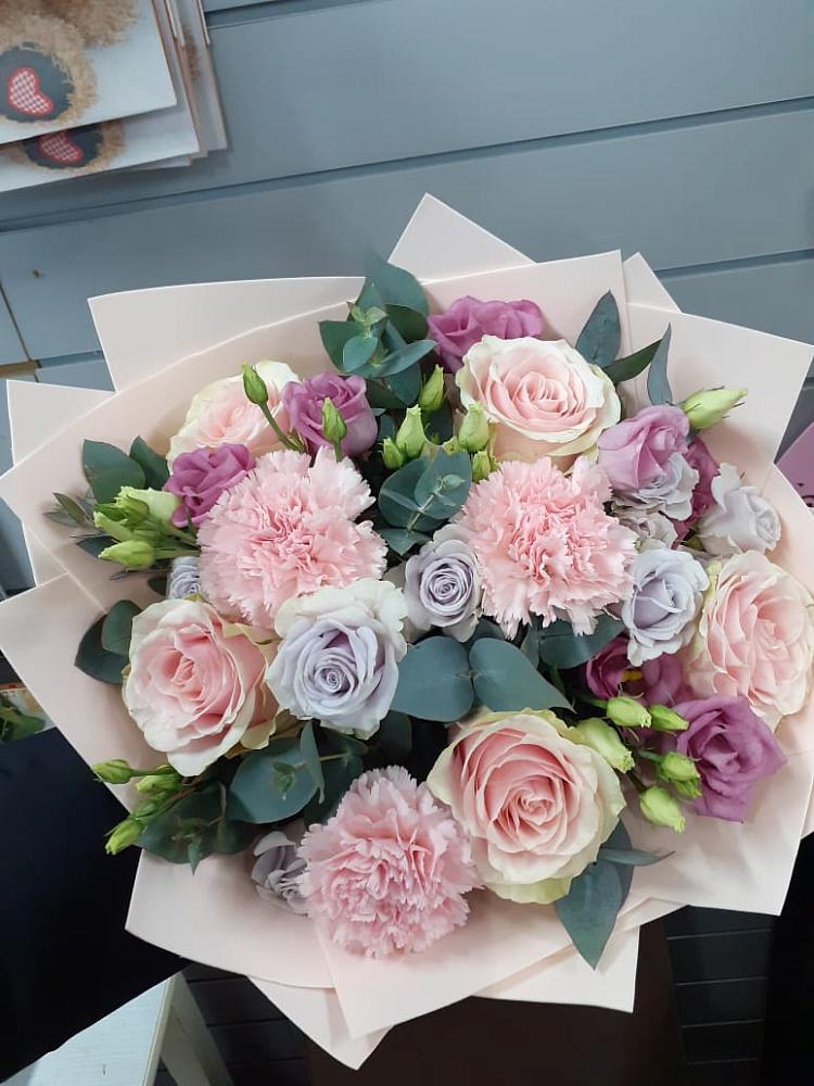 Букет цветов из: Розы, Гвоздики и Лизиантусы в Миассе