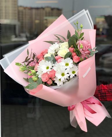 Букет цветов из: Розы, Лизиантусы и Хризантемы в Миассе