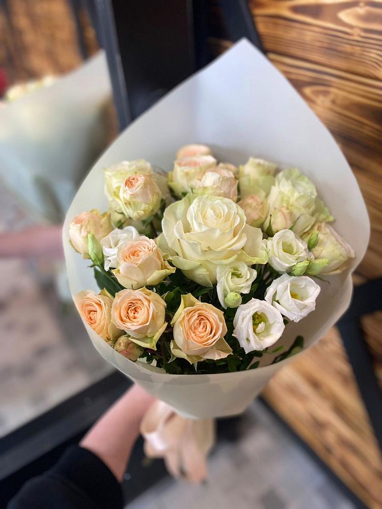 Букет цветов из: Розы и Лизиантусы в Миассе